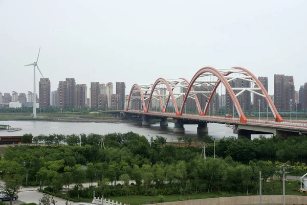 Vozidla Procházejí Téměř Prázdný Most Spojující Eko Město Tianjin Čínsko — Stock fotografie