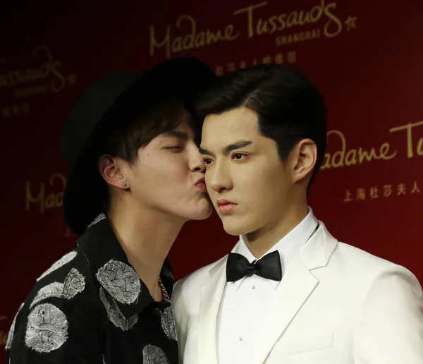 Çinli Aktör Kris Yifan Sol Şanghay Çin Madame Tussauds Balmumu — Stok fotoğraf