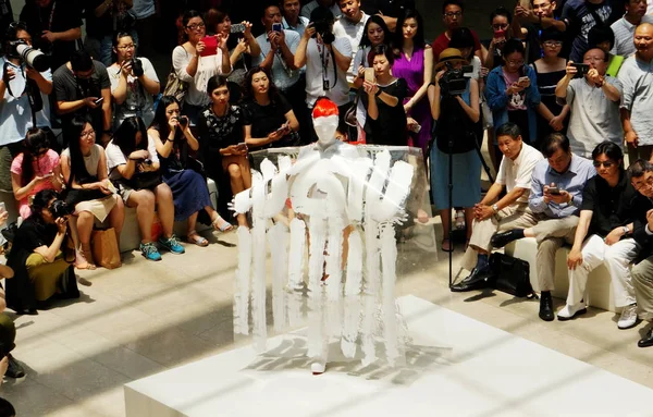 Una Modelo Muestra Una Creación Caligrafía Durante Desfile Moda Exposición — Foto de Stock