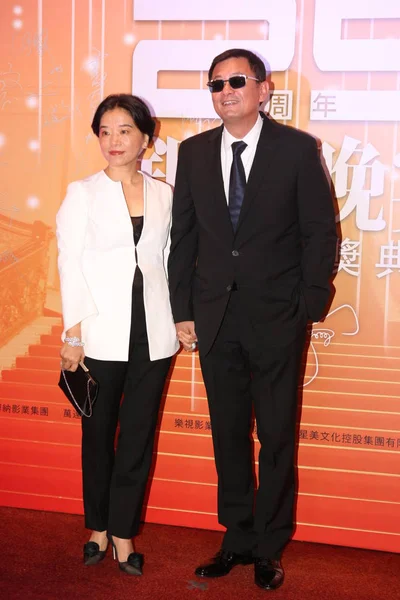 香港監督ウォン カーウァイ 正しいと彼の妻エスター ウォン出席 周年パーティーと年間表彰式 香港の香港映画監督のギルドのため 2015 — ストック写真