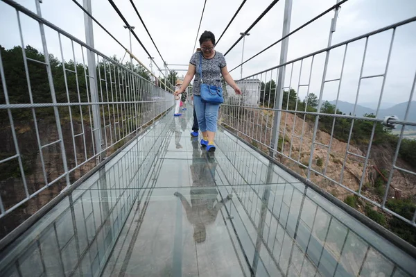 Los Visitantes Caminan Por Puente Colgante 180 Metros Altura 300 —  Fotos de Stock