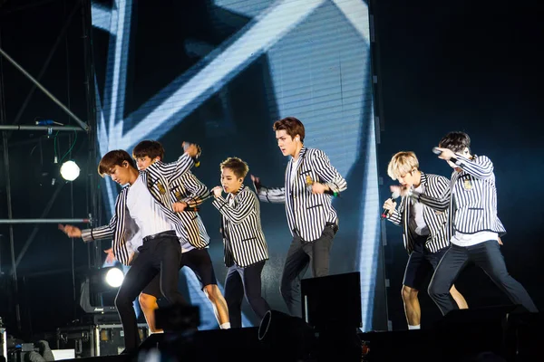 2015年12月22日 中韩男孩团体 Exo 在中国东部江苏省南京市举行的第二届世界巡演 Exo Planet Exo Luxion 的南京演唱会上表演 — 图库照片