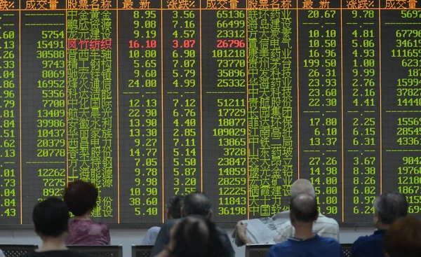 Chinesische Investoren Betrachten Die Aktienkurse Rot Für Steigende Und Grün — Stockfoto