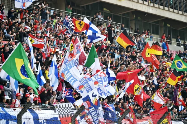 2015年4月12日 在中国上海国际赛车场举行的2015年中国一级方程式中国大奖赛上 球迷们挥舞国旗 — 图库照片