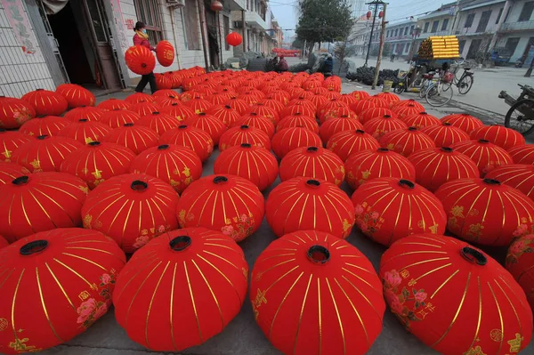 2015年12月20日 中国工人在中国北方山西省运城市的一个灯笼车间制作灯笼 迎接中国农历新年 — 图库照片