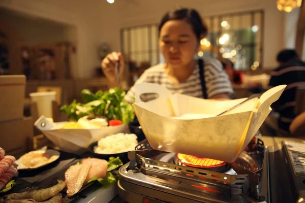 Bir Hotpot Minhang Bölgesinde Kağıt Story Town Bir Restoranda Bir — Stok fotoğraf