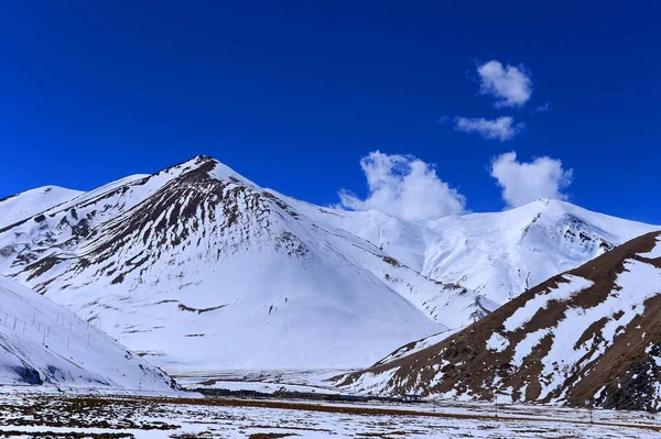 Paisagem Estrada Nacional China 318 Longo Montanhas Neve Perto Passo — Fotografia de Stock