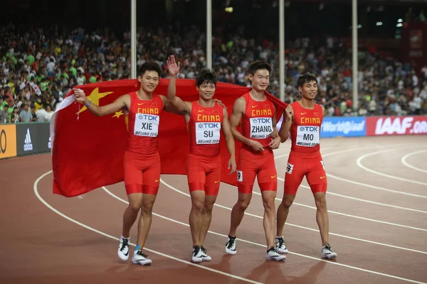 左から Xie Zhenye ビンティアン チャン ペイメン 中国男子4X100Mリレーチームのモ ユークスエは 2015年北京オリンピックのIaaf世界選手権で男子4X100Mリレー決勝の準優勝を祝い またK — ストック写真