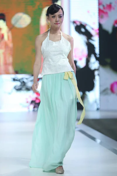 モデルは 2015 日北京 中国ランジェリー ブランド コスモ レディーのお祝いのショーの間に新しい創造を表示します — ストック写真