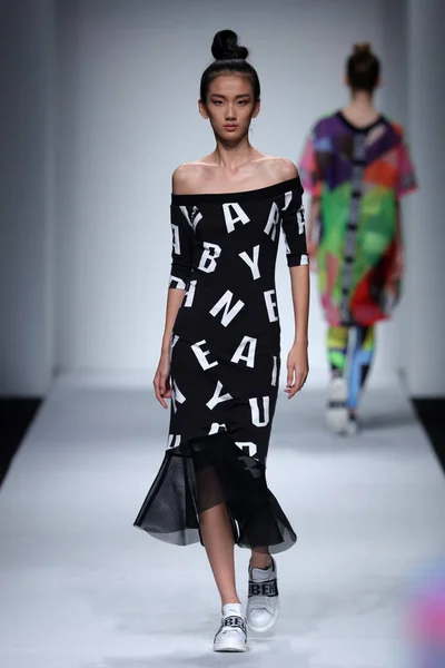 Модель Демонстрирует Новое Творение Модном Показе Hui Eran Hui Время — стоковое фото
