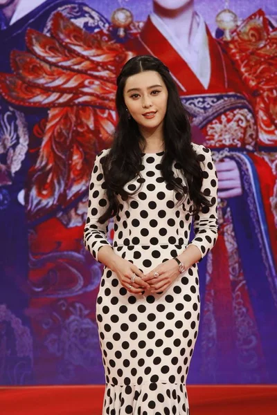 2015年4月20日 中国女星范冰冰在中国香港为她的电视剧 中国皇后 举行的新闻发布会上摆姿势 — 图库照片