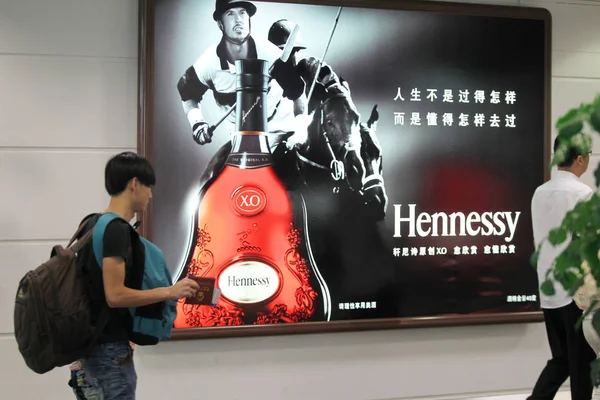 Voetgangers Lopen Langs Een Advertentie Voor Hennessy Cognac Van Lvmh — Stockfoto