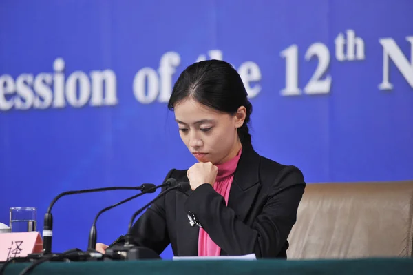 Female Chinese Interpreter Translates Press Conference Third Session 12Th Npc — Stock Photo, Image