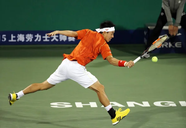 日本の錦織圭が 2015年上海マスターズ テニス大会で 上海で 2015 男子シングルスの彼らの第 ラウンドの試合でアメリカ合衆国のケビン アンダーソンにショットを返します — ストック写真