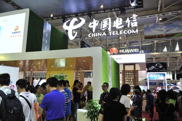 Menschen Besuchen Den Stand Von China Telecom Während Einer Ausstellung — Stockfoto