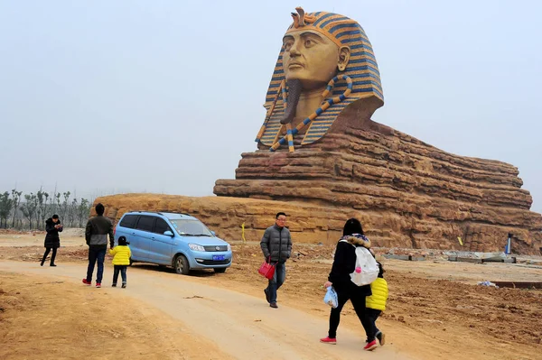 Visitors Walk Replica Great Sphinx Construction Site Chuzhou Great Wall — Stock Photo, Image
