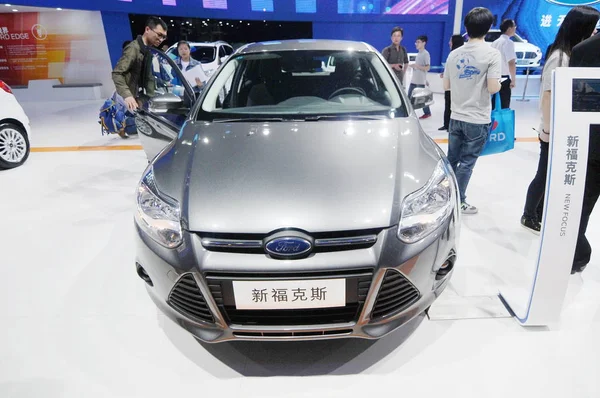 Visitatori File Guardano Una Ford Focus Mostra Durante Salone Automobilistico — Foto Stock