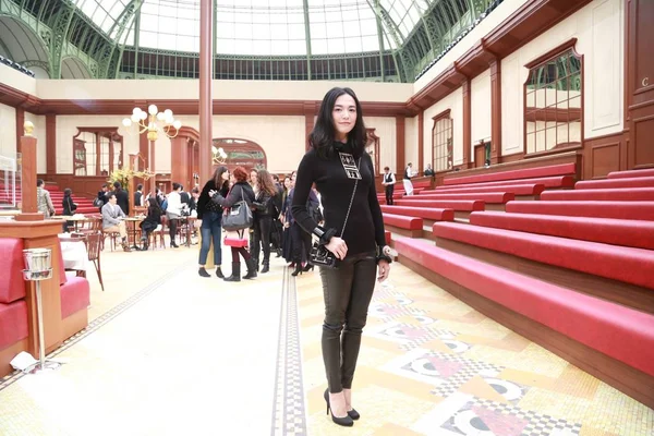 Die Chinesische Schauspielerin Yao Chen Posiert Auf Der Chanel Modenschau — Stockfoto