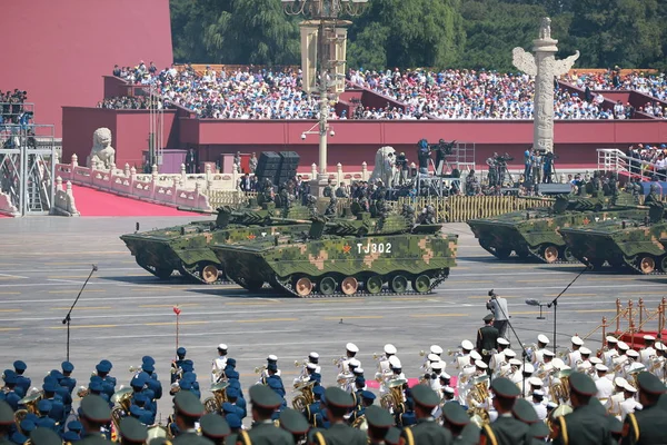 Veículos Combate Infantaria Marcham Pelo Rostro Tiananmen Durante Desfile Militar — Fotografia de Stock