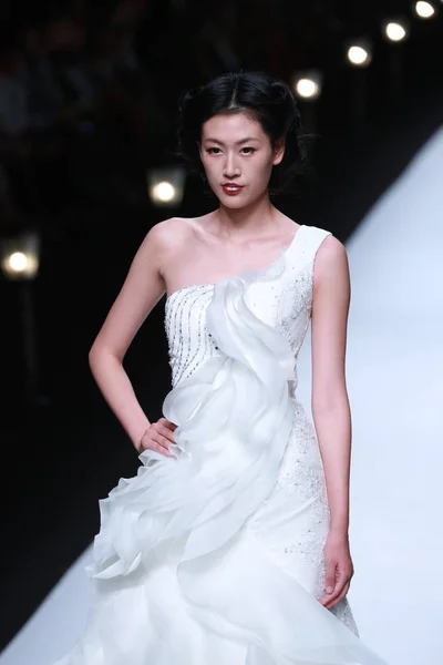 モデルは 2015 上海に上海ロンドンファッションウィークの春 2016 年の間に中国の結婚式のドレス ブランド ガラテアのファッションショーで新しい創造を表示します — ストック写真