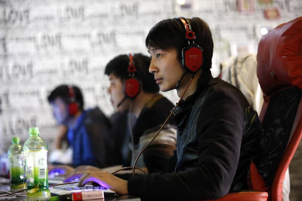 Des Jeunes Chinois Jouent Des Jeux Ligne Surfent Sur Internet — Photo
