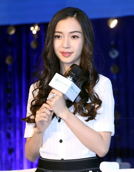 2015年10月14日 香港模特兼女星 Angelababy 出席在中国上海举行的在线视频分享网站 Iqiyi 的促销活动 — 图库照片