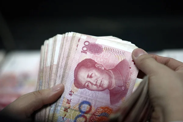 Funcionário Chinês Conta Notas Rmb Renminbi Yuan Banco Condado Ganyu — Fotografia de Stock