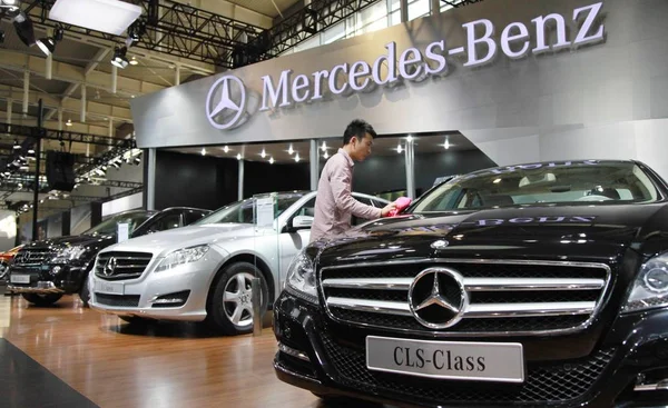 Chinese Worker Cleans Mercedes Benz Cls Class Automobile Exhibition Nanjing — Stock Photo, Image