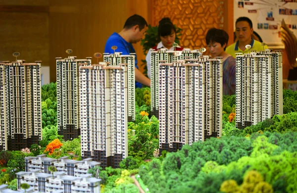 2015年10月1日 在中国中部湖北省宜昌市举行的房地产博览会上 中国购房者关注住宅项目的住房模式 — 图库照片