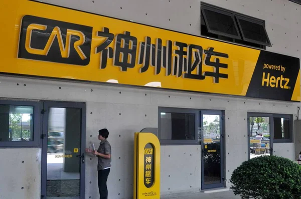 2013年7月20日 一名中国员工进入中国上海汽车 中国汽车租赁 分公司的办公室 — 图库照片