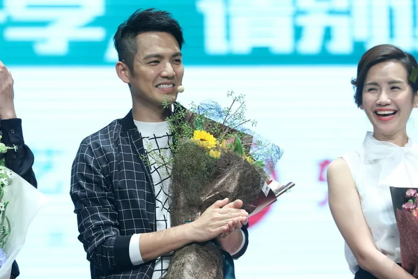 Hong Kong Aktor Wallace Chung Lewo Uśmiechy Podczas Konferencji Prasowej — Zdjęcie stockowe