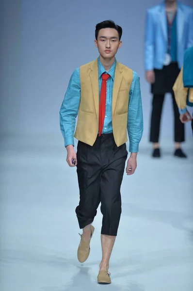 Model Displays New Creation Sundance Fashion Show China Fashion Week — Stock Photo, Image