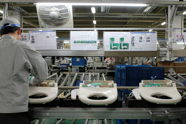 Trabalhador Chinês Monta Assentos Sanitários Inteligentes Linha Montagem Uma Fábrica — Fotografia de Stock