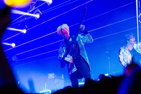 2015年8月9日 韩国男孩团体 Bigbang 在中国东部江苏省南京市举行的 Bigbang 2015 世界巡回演唱会 音乐会上表演 — 图库照片