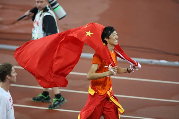 中国选手张国伟在中国北京国家体育场 又名鸟巢 举行的 5年北京 Iaaf 世锦赛上获得男子跳高银牌后庆祝 — 图库照片