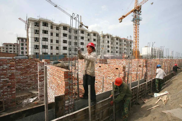 Chińskich Pracowników Budowy Budynków Mieszkalnych Finansowanego Przez Rząd Projektu Mieszkaniowego — Zdjęcie stockowe