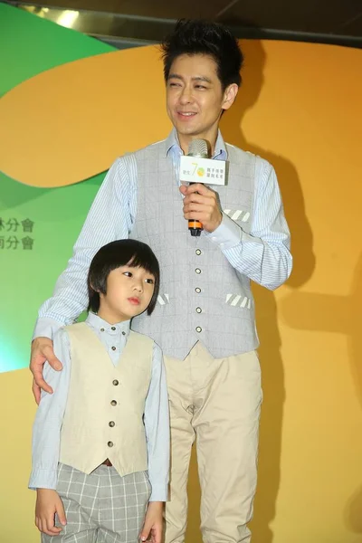 Chanteur Acteur Coureur Taïwanais Jimmy Lin Droite Son Fils Kimi — Photo