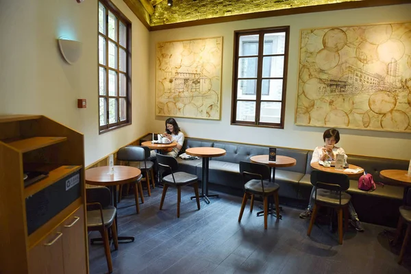 Les Clients Apprécient Café Café Starbucks Dans Bâtiment Ancienne Résidence — Photo