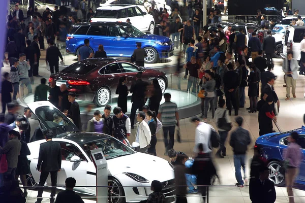 Besucher Bevölkern Den Stand Des Jaguar Land Rover Während Der — Stockfoto