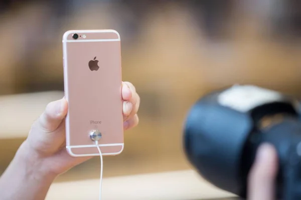 Китайский Сотрудник Показывает Розовое Золото Apple Iphone Смартфон Apple Store — стоковое фото