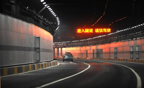 2015년 12월 28일 후베이성 우한시의 터널에서 자동차가 운전하고 — 스톡 사진