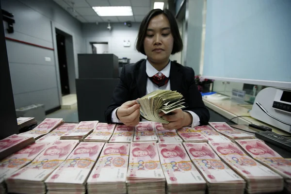 Empleado Chino Cuenta Los Billetes Dólar Estadounidense Yuan Rmb Renminbi — Foto de Stock