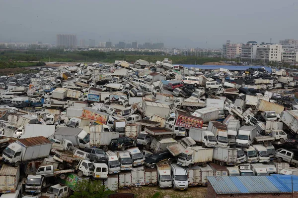 Vista Depósito Chatarra Apilada Alta Con Vehículos Desechados Ciudad Yiwu —  Fotos de Stock