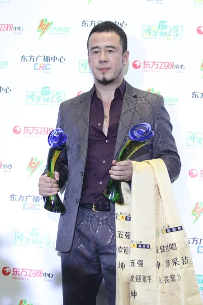 Cantor Chinês Yang Kun Posa Com Seus Troféus Durante Cerimônia — Fotografia de Stock