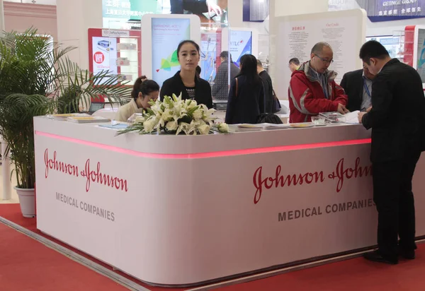 People Visit Stand Johnson Johnson Medical Companies Exhibition Beijing China — Stock Photo, Image