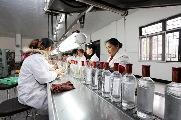 Los Trabajadores Chinos Etiquetan Botellas Baijiu Licor Destilado Una Fábrica — Foto de Stock