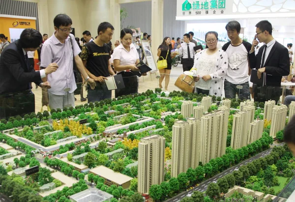 2015年8月28日 在中国北方山西省太原市举行的房地产博览会上 中国购房者查看了一个住宅项目的住房模型 — 图库照片