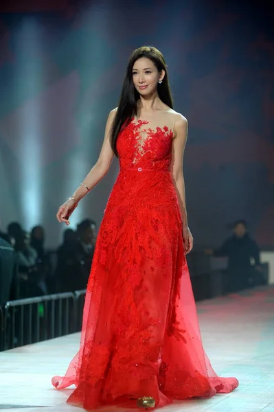 台湾のモデルで女優リン チーリン出席中国の化粧品メーカー 上海で貫によるオールスター コンサート 2015 — ストック写真
