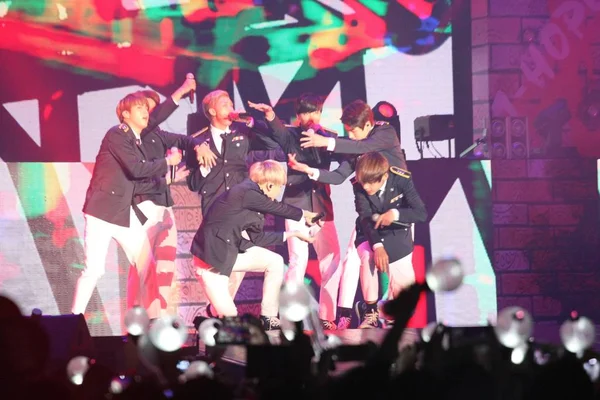 Członkowie Grupy Południowokoreańskiego Bts Bangtan Chłopców Wykonywać Koncercie 2015 Trylogii — Zdjęcie stockowe