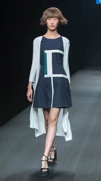 モデルは 2015 中国の北京で中国ロンドンファッションウィークの春 2016 年の間に放送のファッションショーでデザイナー Taoray 王による新しい創造を表示します — ストック写真